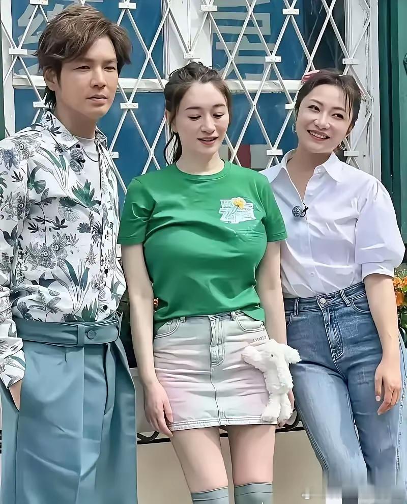 李小冉不愧是人间尤物，怪不得富豪苦等十年，花5亿彩礼迎娶。 ​​​