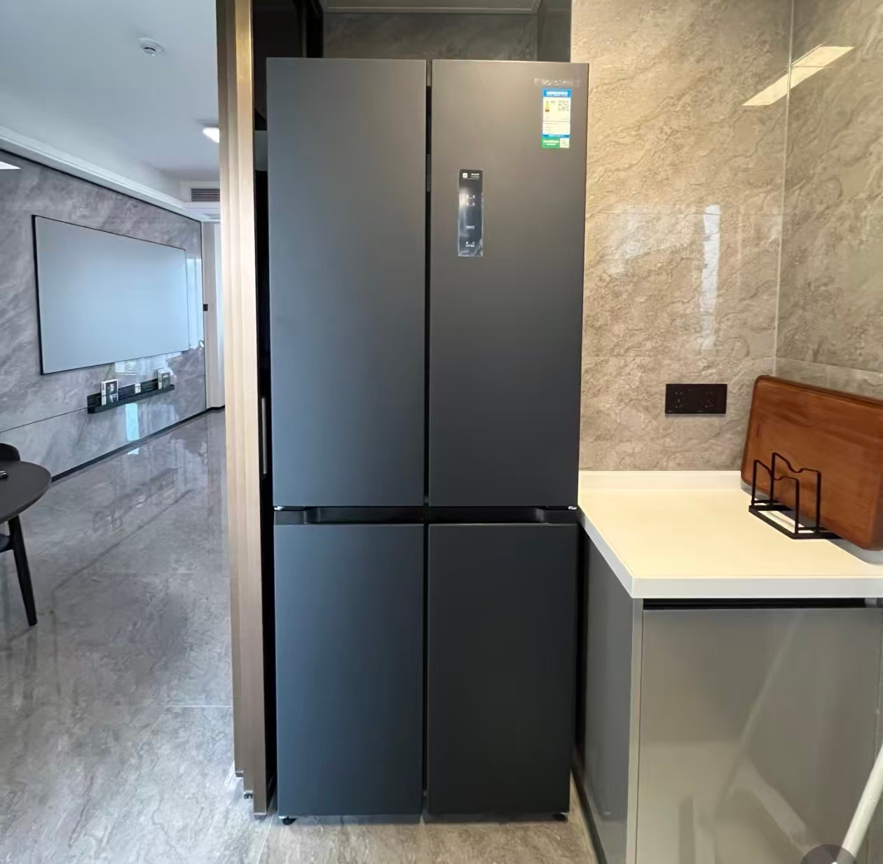 真正的护城河，是别人难以快速复制的三电技术、底盘驾控、辅助驾驶乃至品牌口碑底蕴。