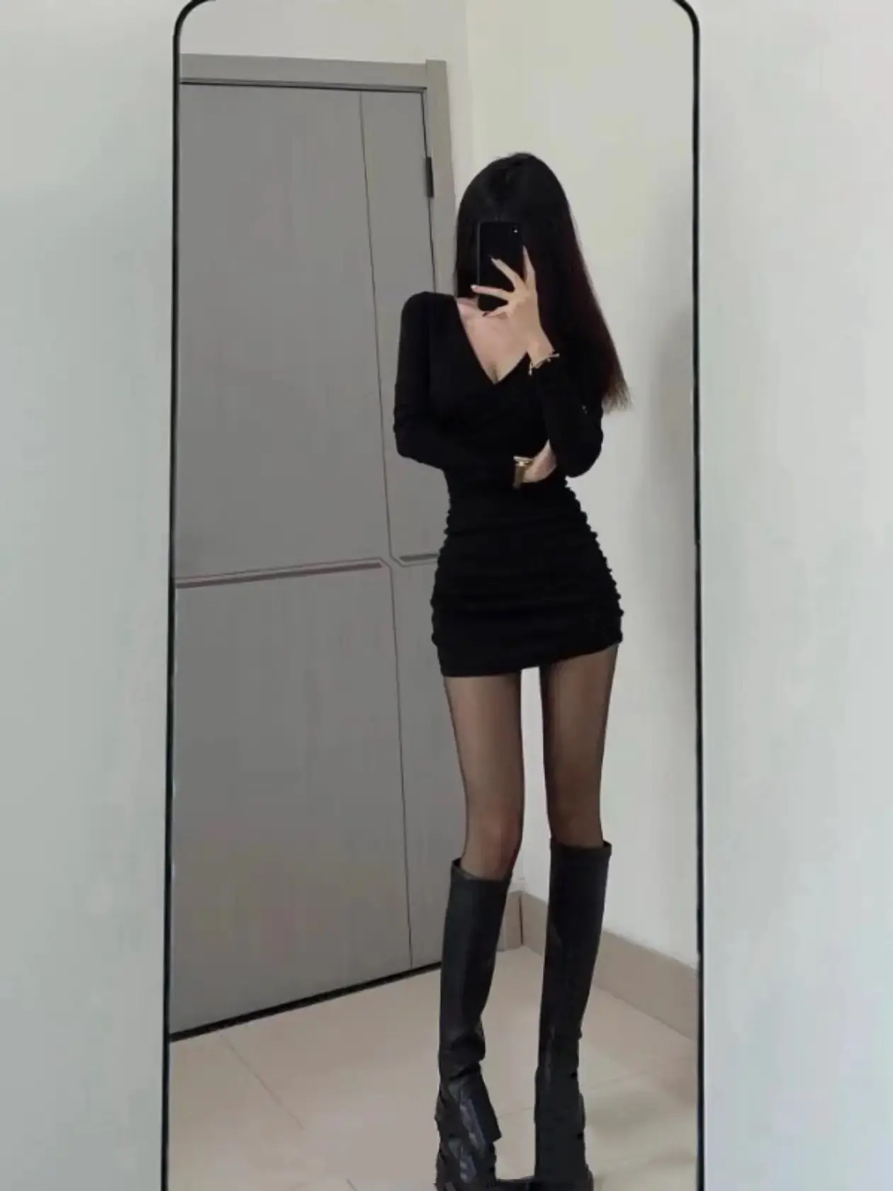 黑长直女孩 大长腿 对镜拍 短裙穿搭 黑丝