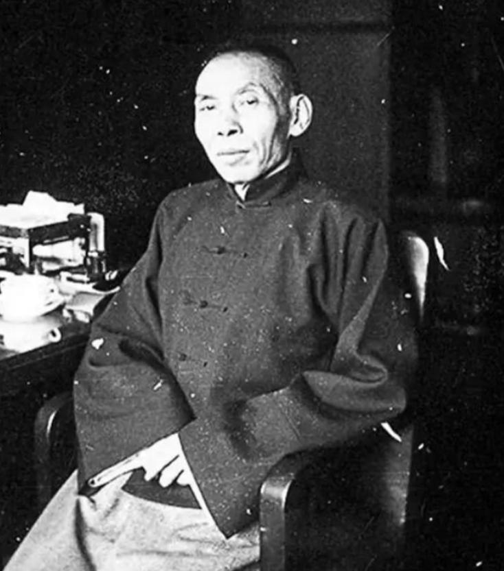 1939 年，杜月笙在香港吃饭，3 个地痞流氓挑衅闹事，被保镖打跑，保镖捡起掉在