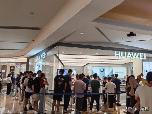 Mate90国庆开售，华为门店人山人海，高端市场再掀波澜！