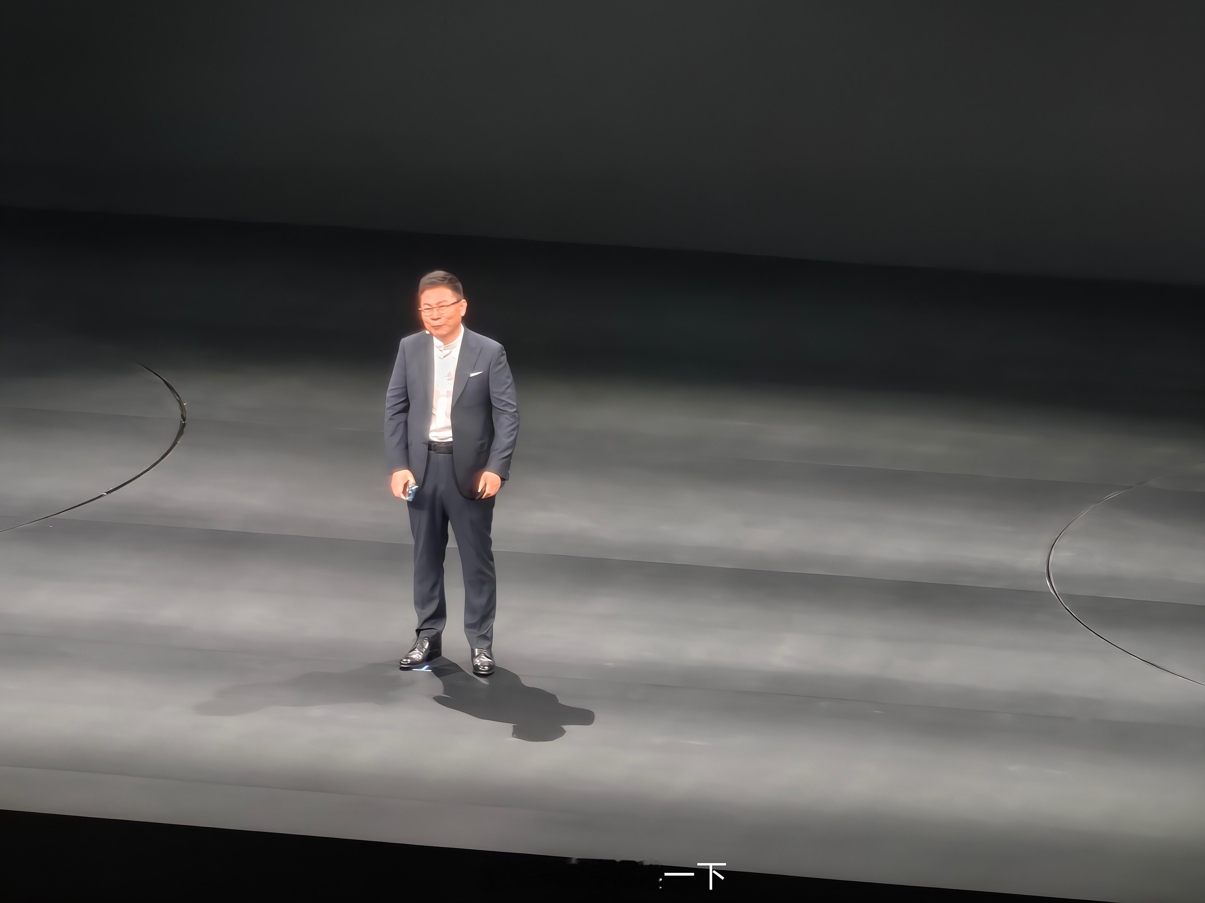 华为发布会 正式开始，老余先来寒暄一下，接下来应该是何刚主讲