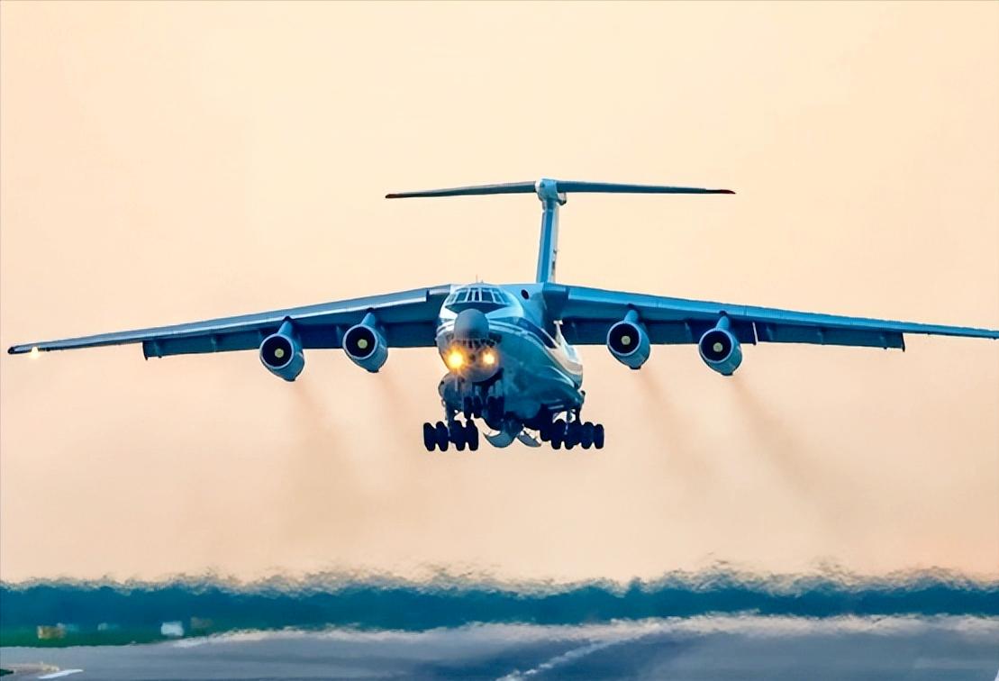 俄罗斯这步棋，直接捅破一层窗户纸，一架载满“硬货”的重型运输机，径直降落到古巴核