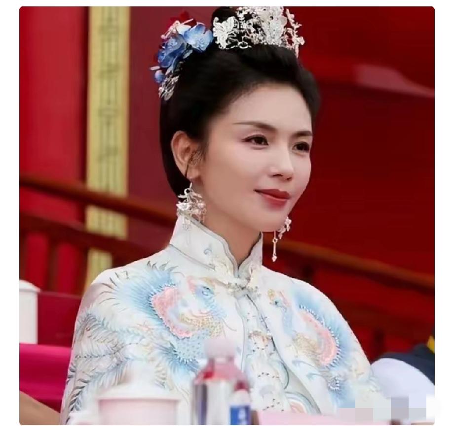 明眼人都看得出来了，
刘涛之所以能演妈祖，
不是她演技有多好，而是她集天时地利人