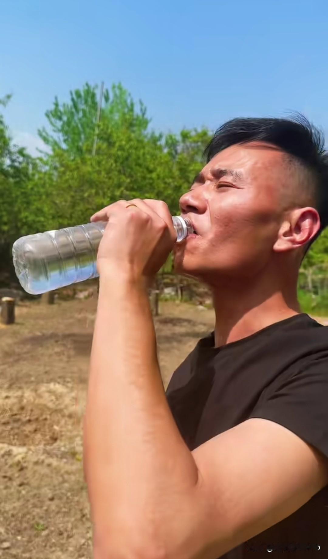 厉怀远开着三轮车，在乡间土路上颠簸着。车斗里装着铁锹、锄头这些农具，他要去田里干