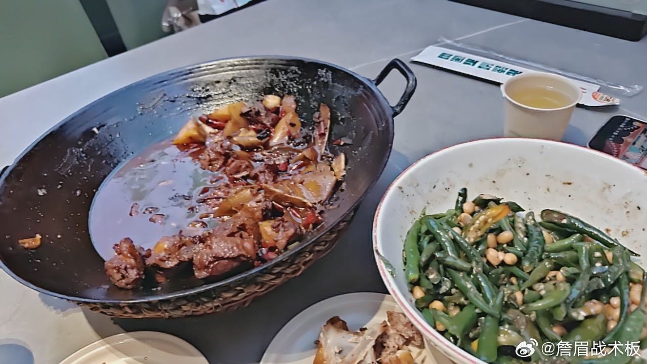 徐州什一餐厅，地锅鸡，辣炒筋头真不错，推荐在徐州的朋友可以去尝一尝！不可辜负的美