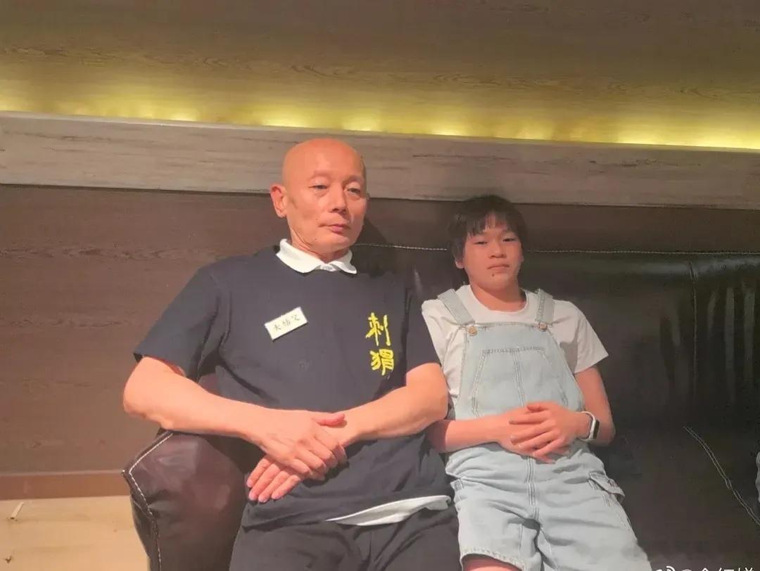 全红婵的葛优躺比葛优还要标准，和王俊凯合影夸他很帅，三人梦幻联动。实打实搞笑女一