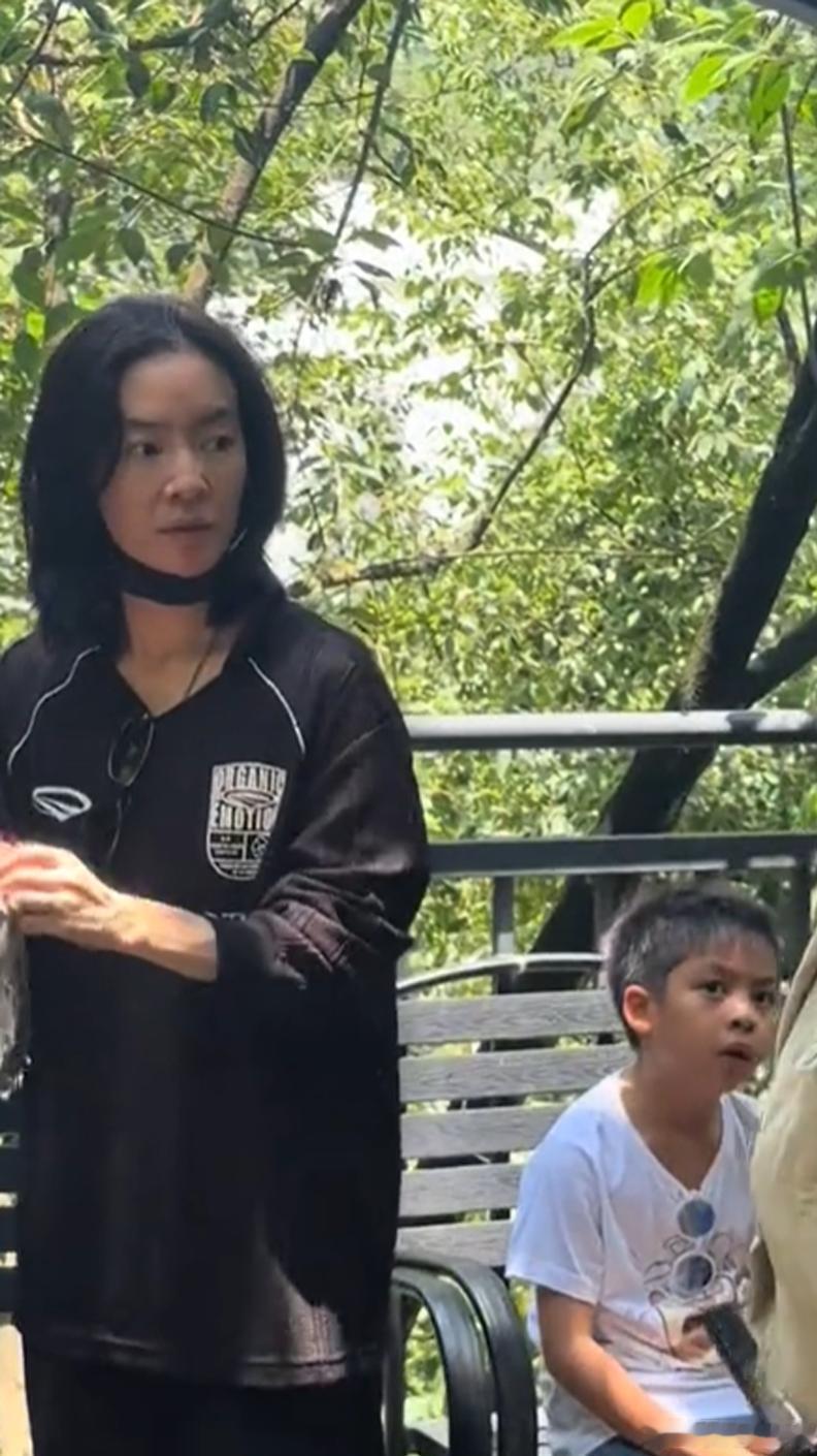 李晟一家黄果树瀑布游玩，8岁儿子出镜眼睛大帅气，坐台阶吃5元一根香肠好接地气 