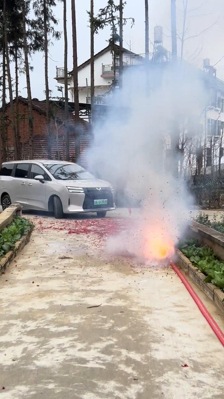 新车第一次回家，仪式感安排上了。鞭炮一响，黄金万两。车虽不贵，但也是我25年努力