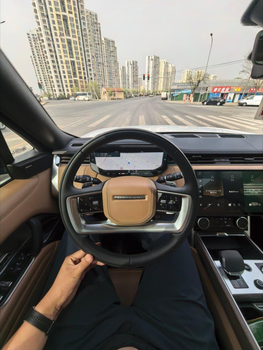 现在很多国产9系都很好甚至有些底盘用料好过揽胜但至今还没有一款，比揽胜好开新能源