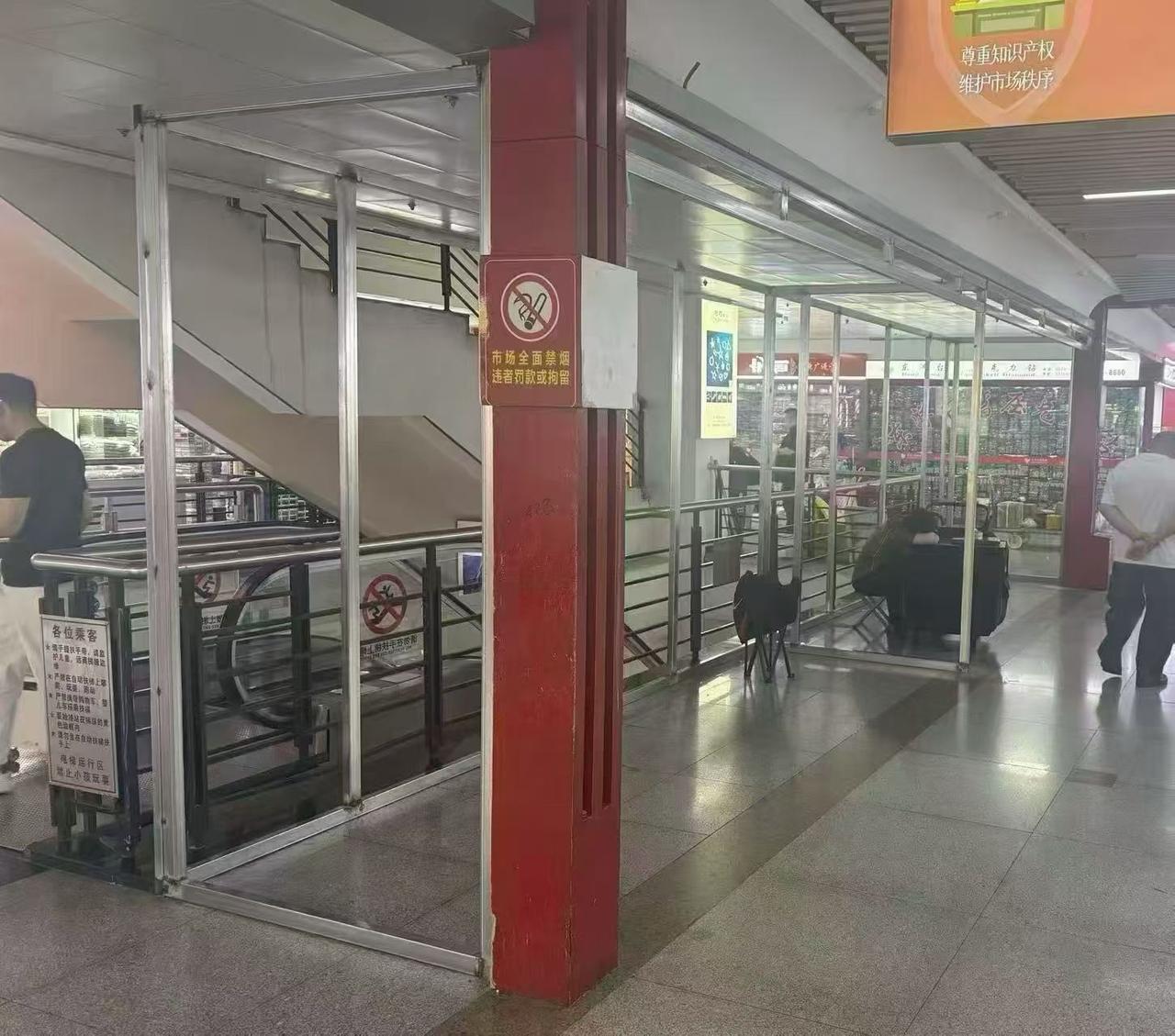 浙江义乌一个9.42平的摊位成交价1700万，这价格可能普通人一辈子都挣不到。