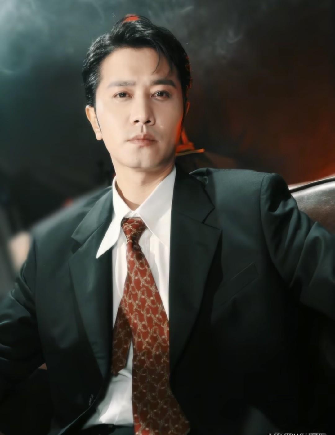 白鹿新剧选了彭冠英当男主角。
这事儿传出来的时候，很多人第一反应是“白鹿运气好”