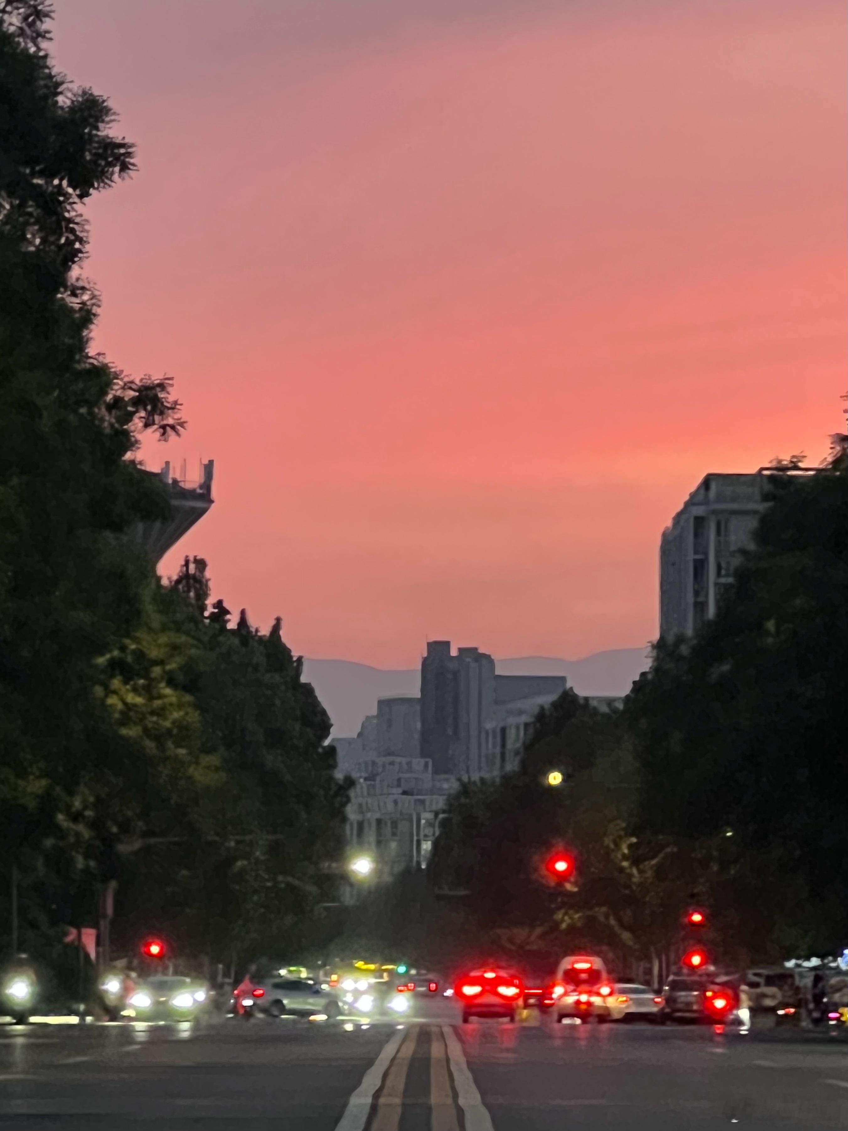 五月看了五次有晚霞的日落现在跟五月说再见看晚霞时的心情很美让那些没有晚霞的日子变