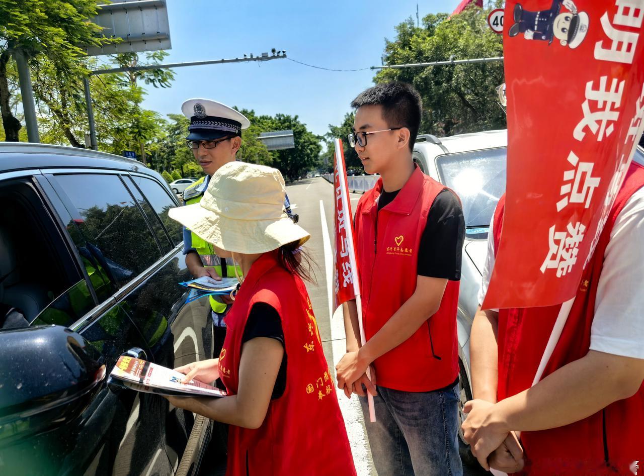 8月11日上午，东兴市公安局交管大队联合共青团市委，组织大学生开展文明交通劝导志