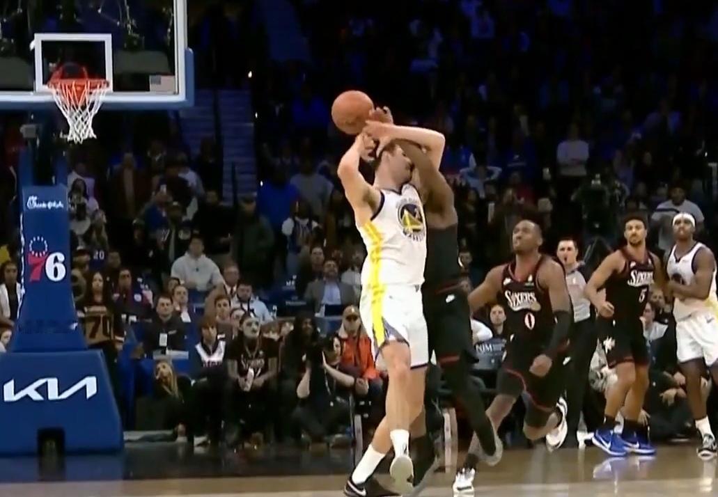 库里巴特勒缺阵，勇士惊天大逆转仅差1分憾负76人


今日北京时间8：00，勇士