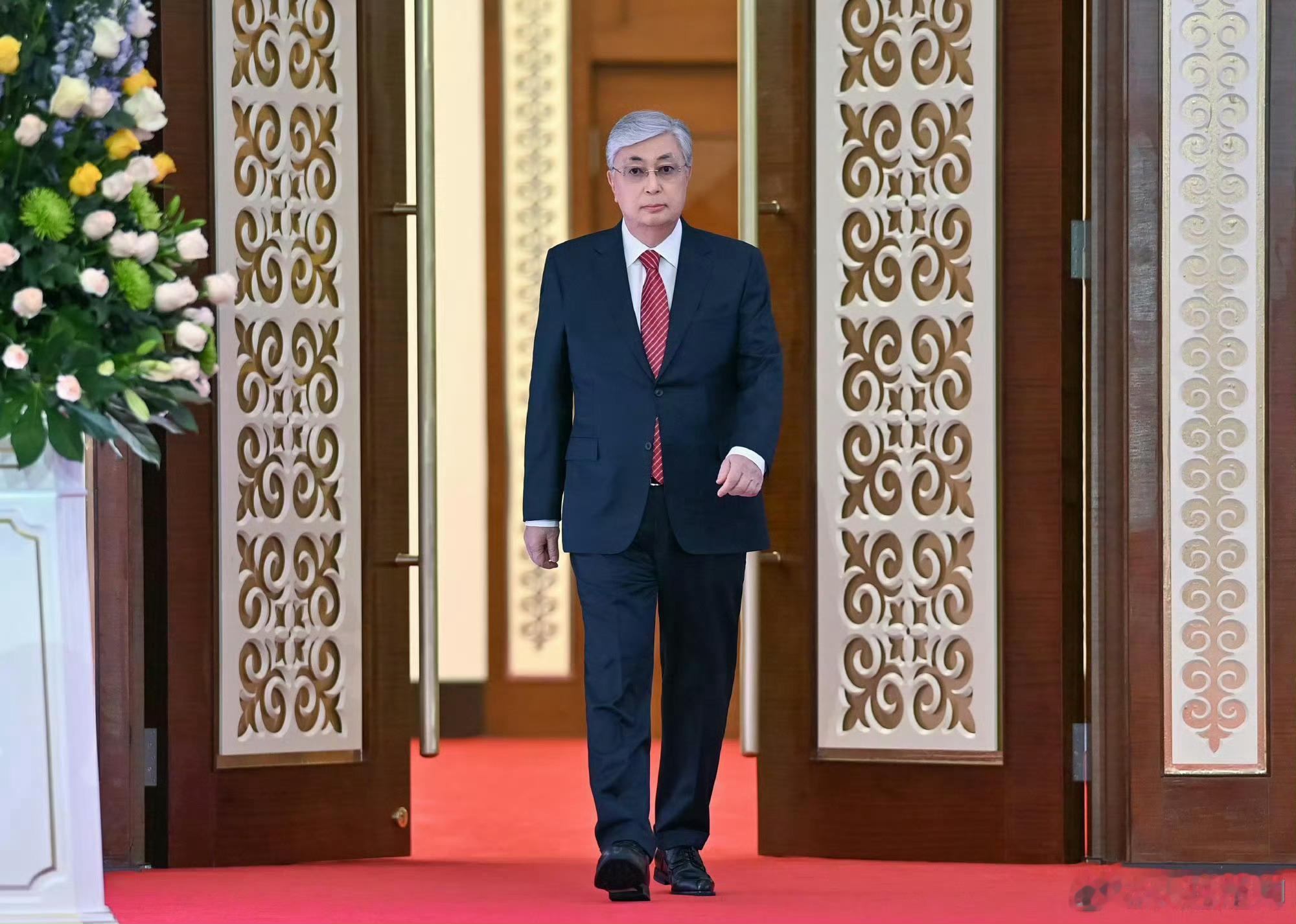 哈萨克斯坦举行修宪公投，被质疑总统在扩权。托卡耶夫称，新法能促进权力分立，使国家