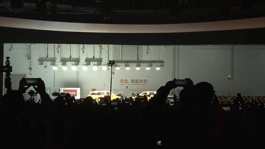 一场被全球汽车圈围观的碰撞安全就是吉利如果你也对不同车型的安全性能方面感兴趣，那