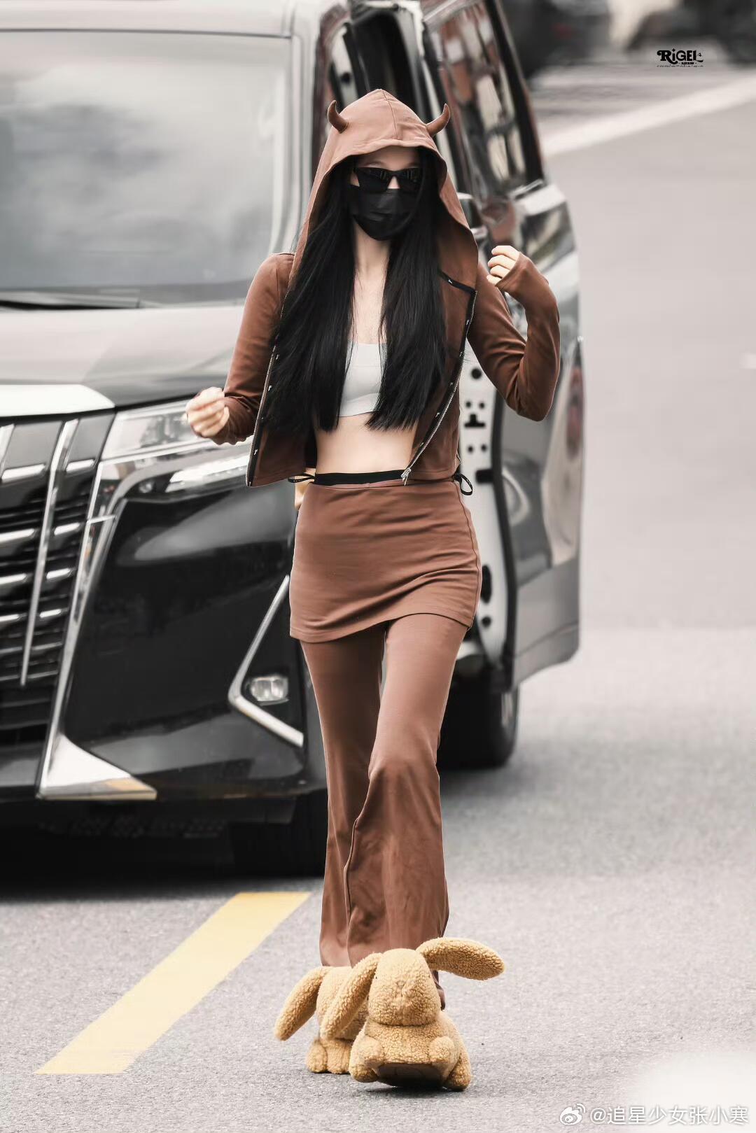 虞书欣小恶魔休闲装虞书欣今日上班一身小恶魔休闲装+兔子棉拖，这身材谁不羡慕呢。虞