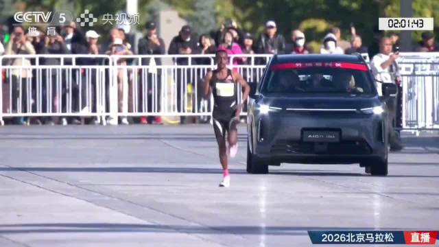 【#北京马拉松新纪录诞生#】#托拉北马夺冠# 2026北京马拉松今天开跑，赛事起点设在天安门广场，终