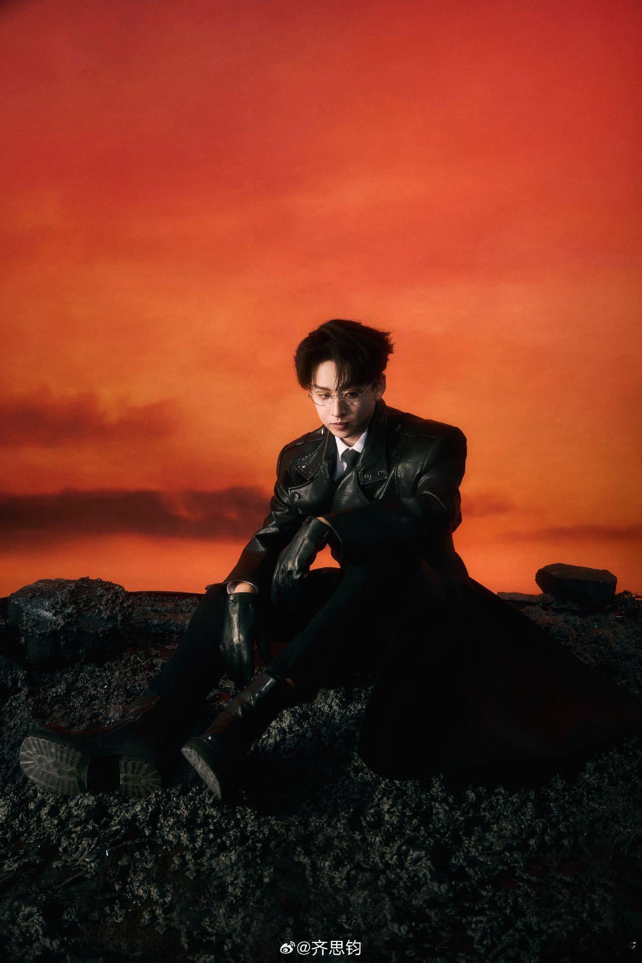 你是齐思钧那他是谁 主持人齐思钧我收了，皮衣帅哥齐思钓我也预定了，这么帅的小齐，