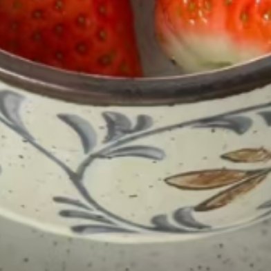 草莓酸奶🍓丨自制分享✨材料准备：- 草莓🍓×8颗（3颗捣碎+1颗点缀+4颗奶