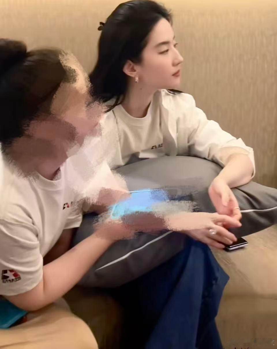 同学聚会上的刘亦菲同学聚会上的刘亦菲好美！同学聚会上动态的刘亦菲