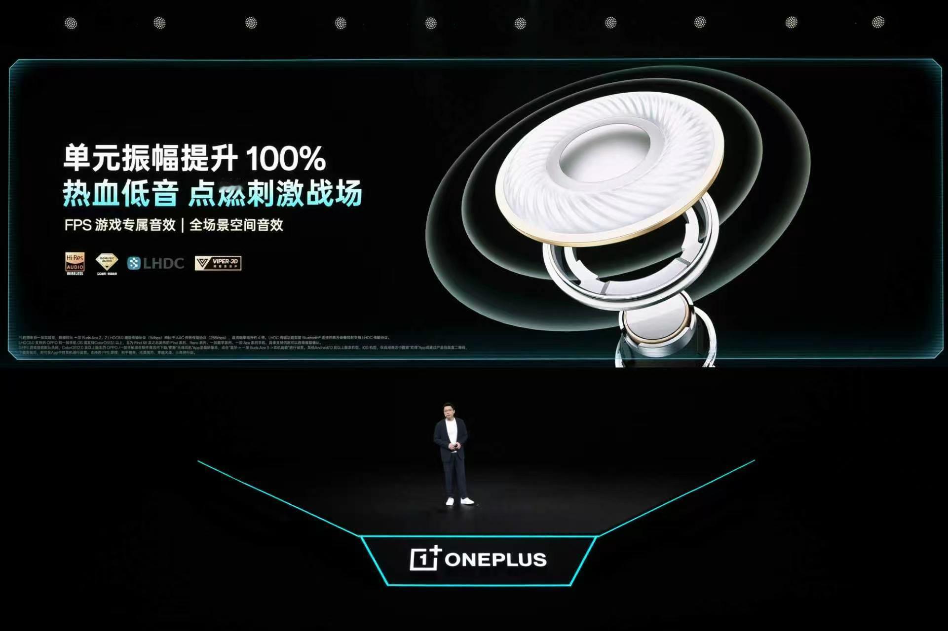 没想到还有耳机新品，配色简约又有电竞感。降噪力度很到位，游戏音效针对性优化，打游