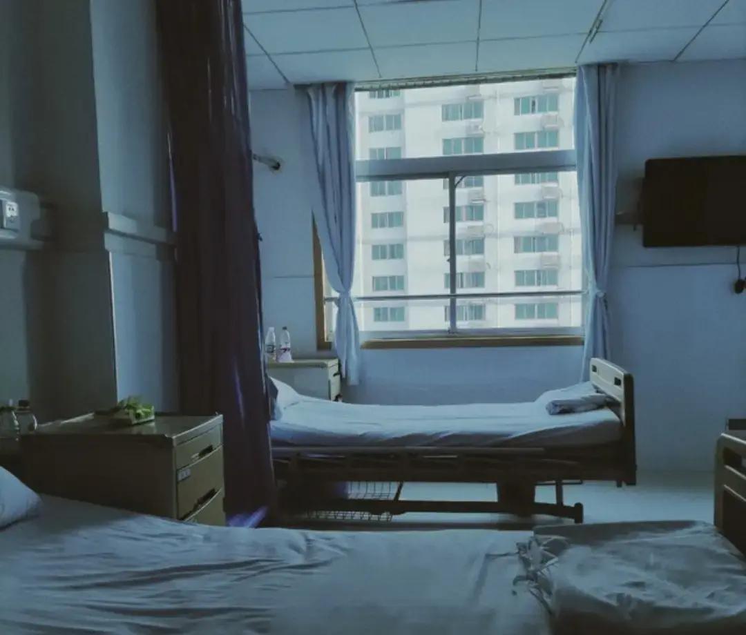 65岁大爷腊月二十七独自登高摘窗帘，一脚踩空后仰摔地，当场昏迷。

塑料折叠凳承