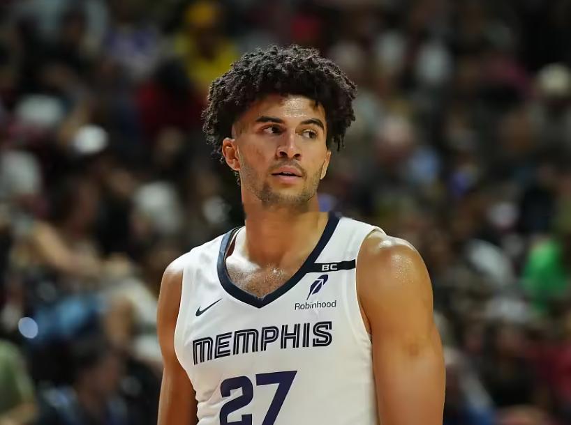 NBA夏联决赛，金州勇士以94-90的比分击败孟菲斯灰熊，夺得冠军。科沃德全场出