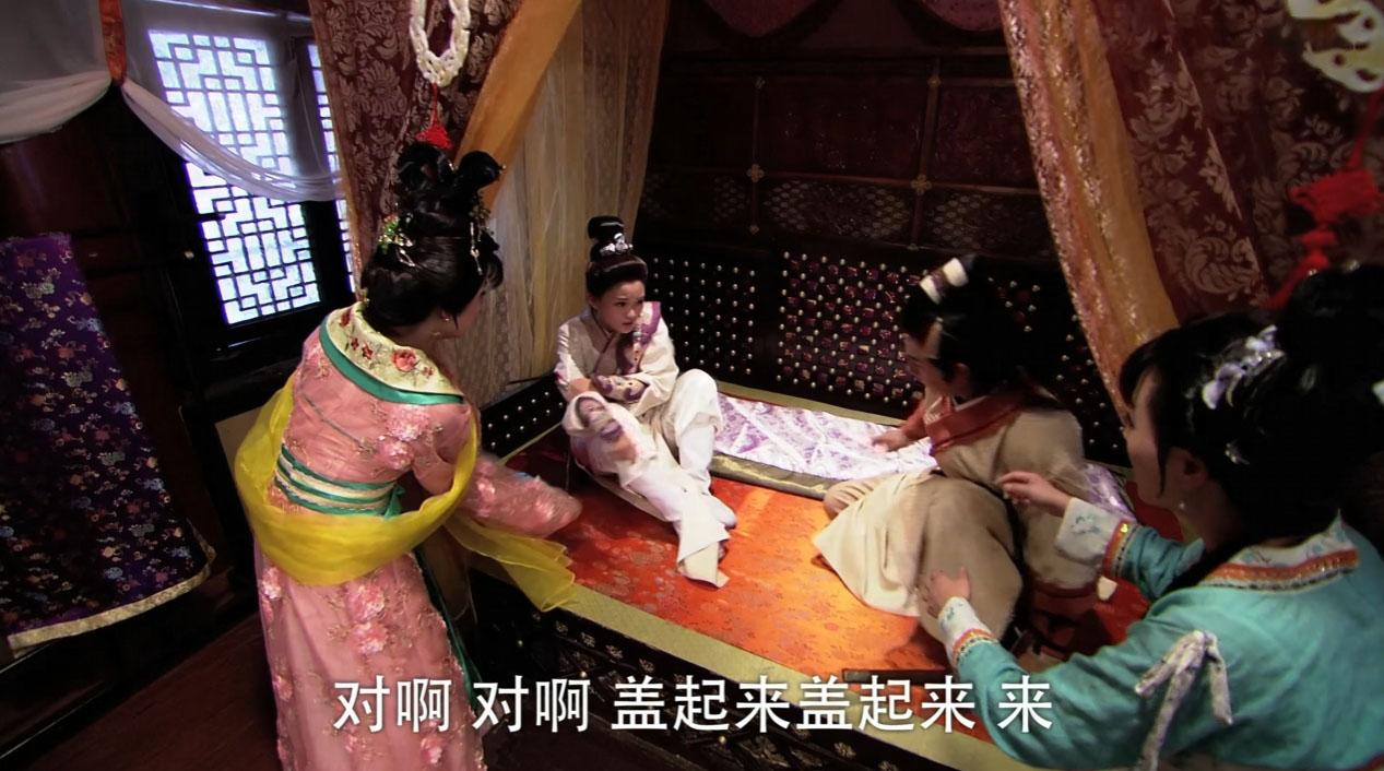 这个情节已经暗示王宝钏和代战以后会共侍一夫。

薛平贵跟代战一起到王宝钏绣楼躲追