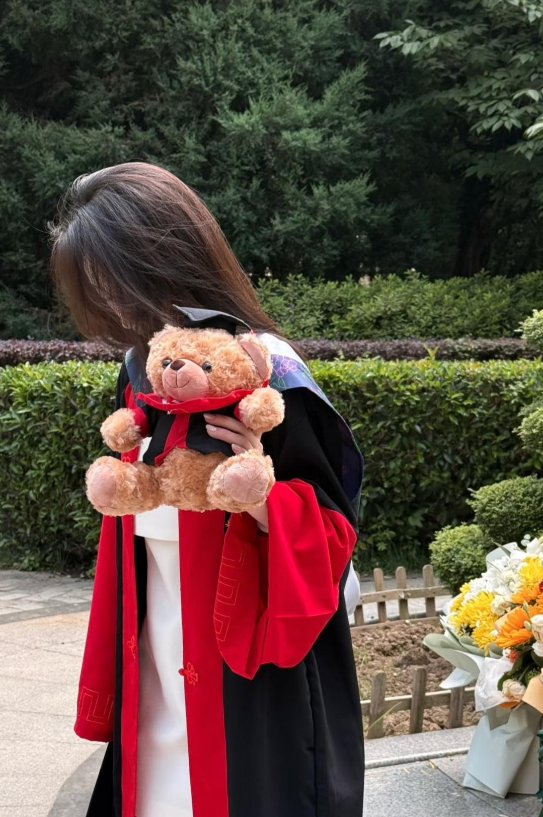 学位服是红色
领子是白色

肯定是医学生
是博士学位吗？
