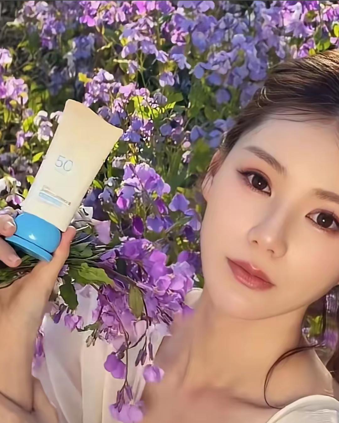 马筱梅回北京了，她回来后，没有晒婆婆，没有晒儿子，只晒了自己在花丛中的美照。并配