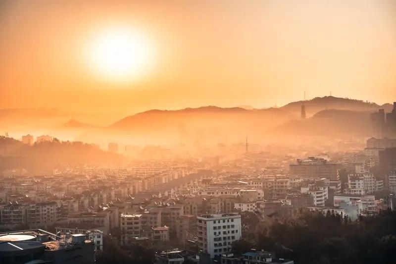 广东人别老攀亲攀戚啦，有事就喊老表，没事就叫我刁毛。
这两句话是我在抖音刷到一个