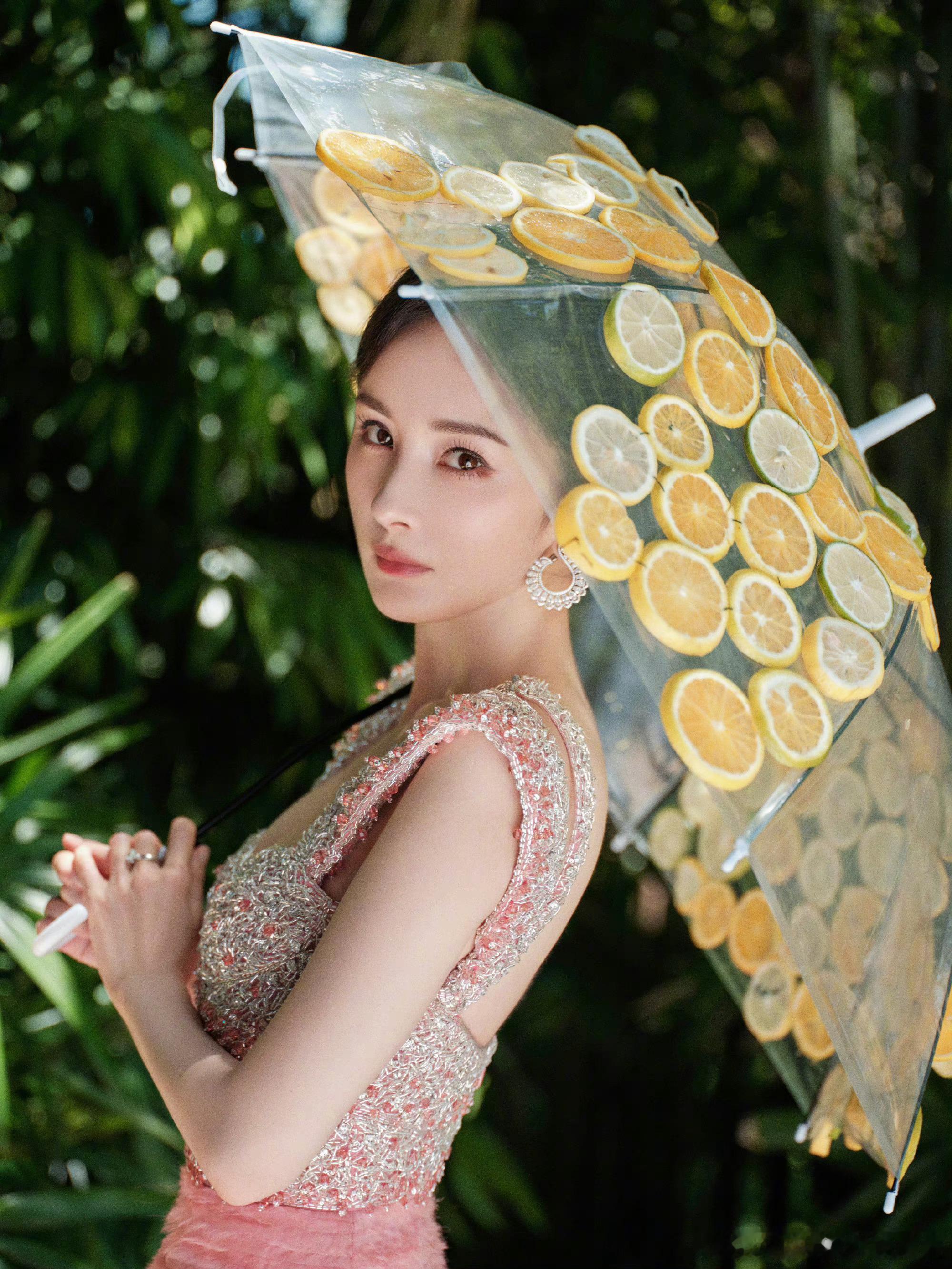 #杨幂伞上都是橙子#这热搜一天天的也确实没啥词条好上了是吧，我猜肯定有人说浪费食
