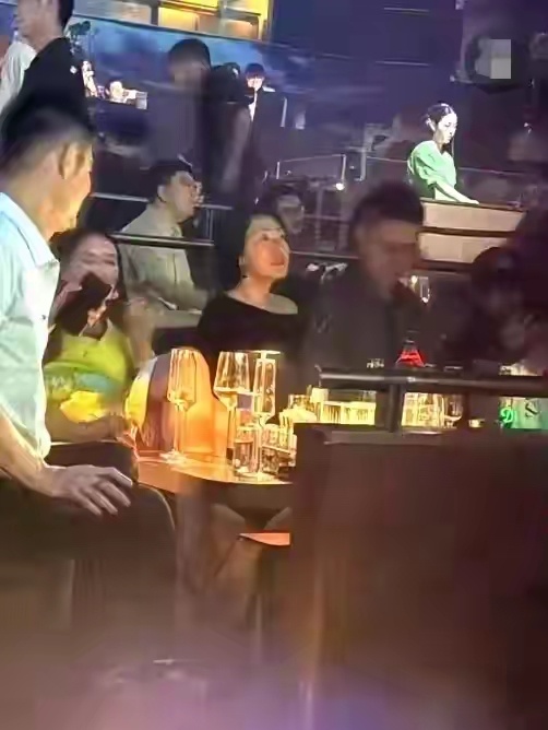 网友在上海酒吧偶遇小S和许雅钧 