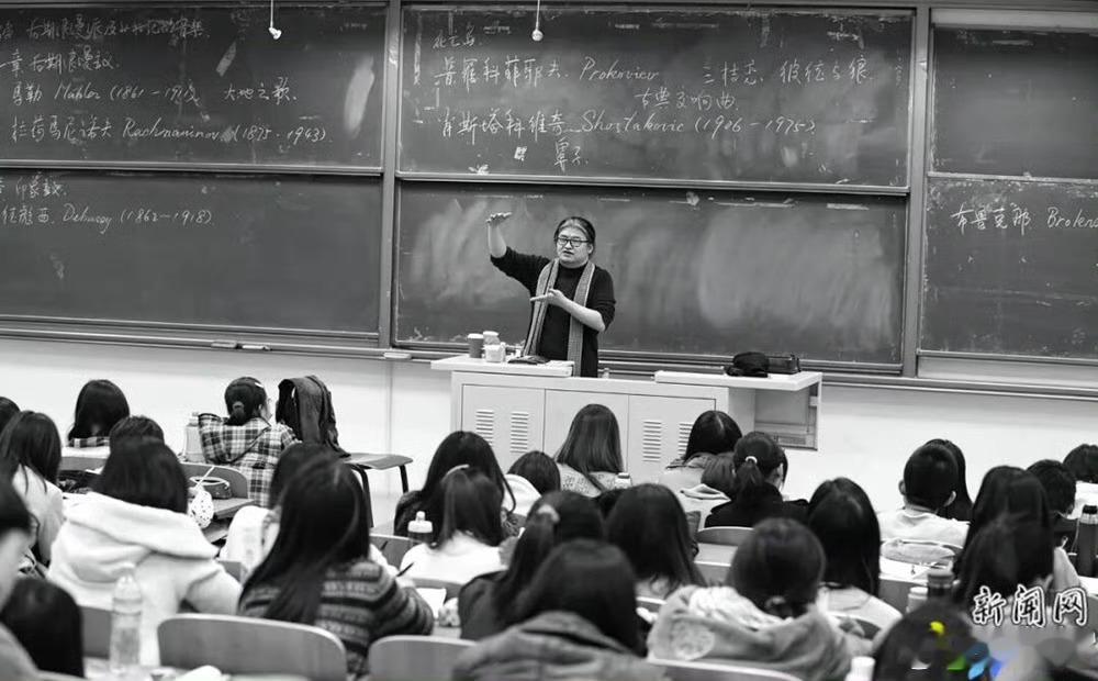 为何刘欢到退休仍是副教授很多人疑惑，刘欢享誉华语乐坛，为什么退休依旧只是副教授？