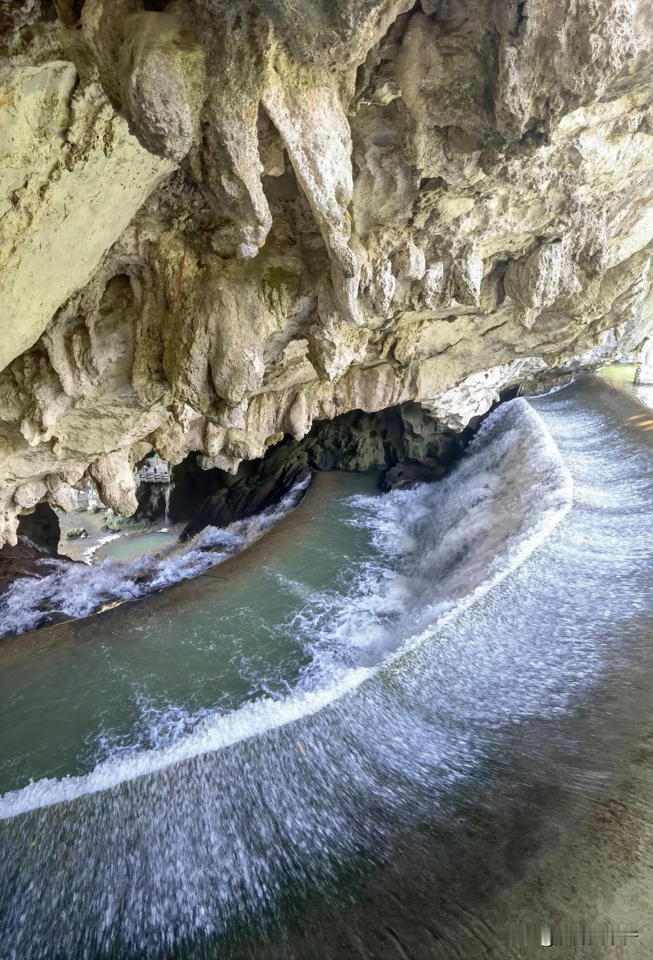 安顺龙宫景区实为水上溶洞。洞口处有天然小瀑布，洞口犹如龙口，白色瀑布就像龙舌，景