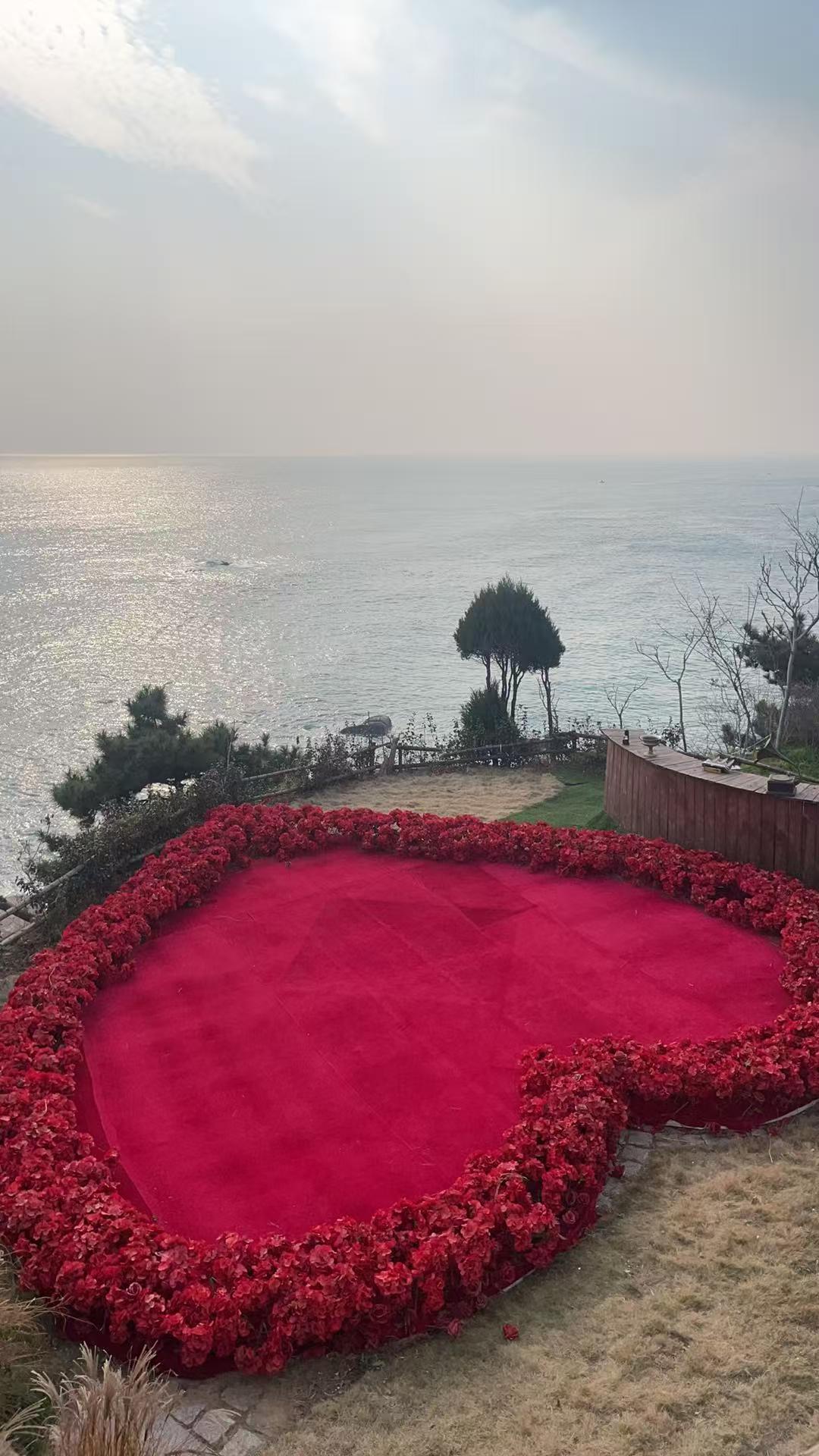 女人需要怎么哄[我想静静]：
1、2 岁女人，用糖哄。
2、6 岁女人，用故事哄