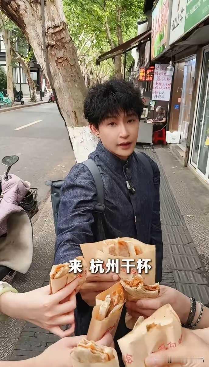 陈志朋最像张国荣，55岁的陈志朋也太年轻了，几年前他是小虎队混的最不好的，如今看