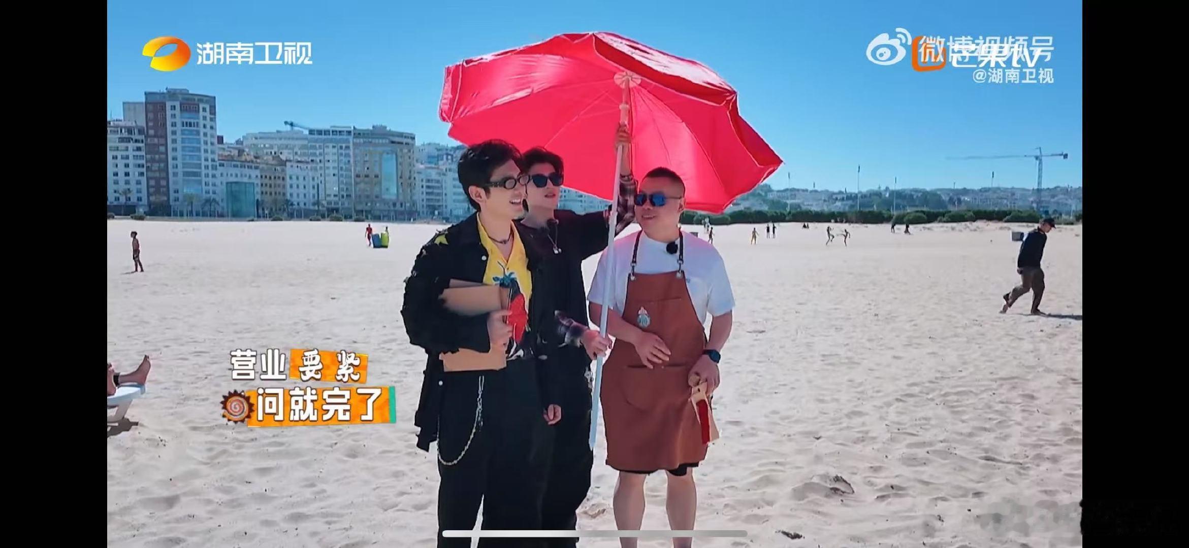 沈月黄晓明的悲欢并不相通 中餐厅这边沈月翟潇闻饮料摊生意兴隆，那边黄晓明三人沙滩