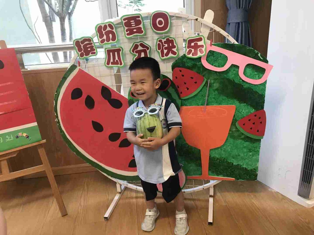 我想去避暑了。

有同学去了云南避暑，邀请我去。

儿媳说她和我一起带着两个孙子
