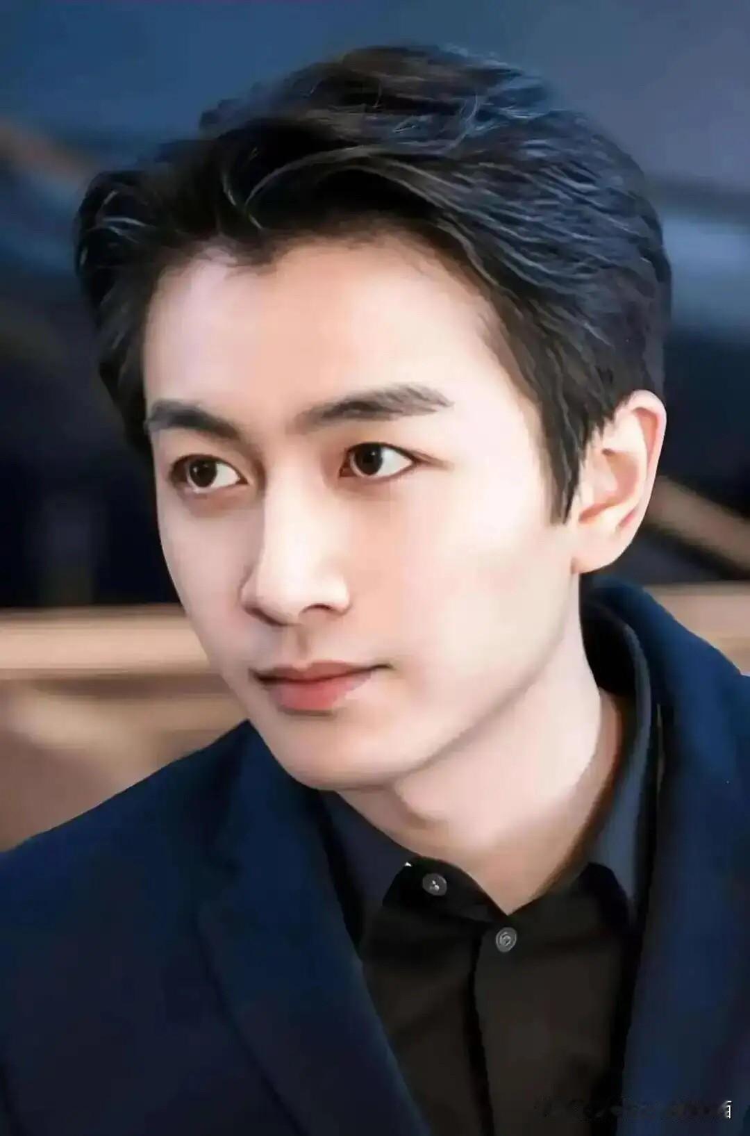 这是内娱里最帅气的一个男演员，长相跟黄晓明不相上下，他的演技很好，阳光自信，大方