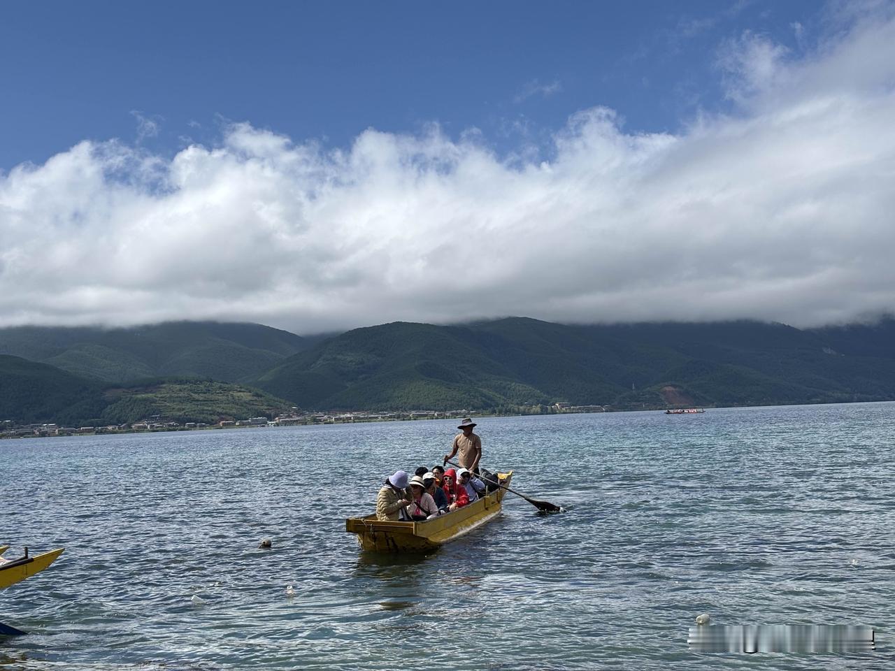 这次到川西旅游，其中一个重要的景点是泸沽湖。

到这里才知道泸沽湖不独属于一个省