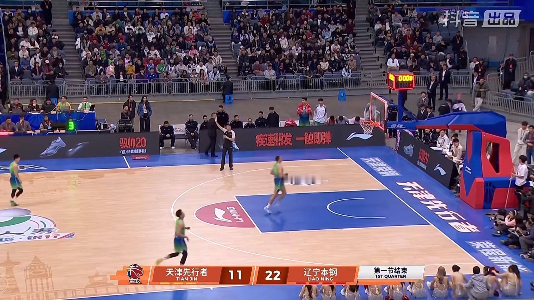 辽宁队新赛季揭幕战辽宁对天津第一节比赛结束辽宁队暂时领先11分辽宁男篮