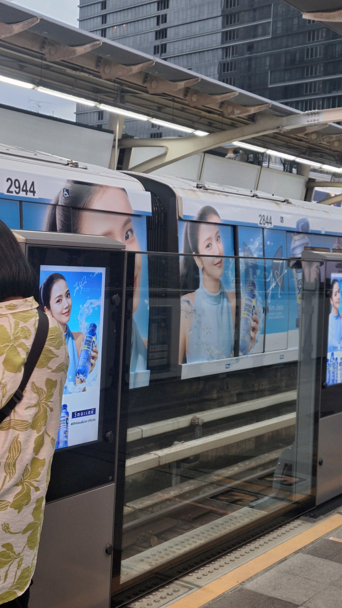 kimjisoo  我在等一连片的蓝色📍泰国曼谷 BTS 天铁金智秀vitad