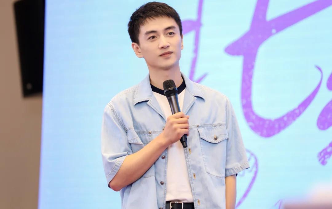 分享演员陈晓演绎 LA VACANZA系列 刺绣Logo丹宁棉质衬衫，棉质针织修