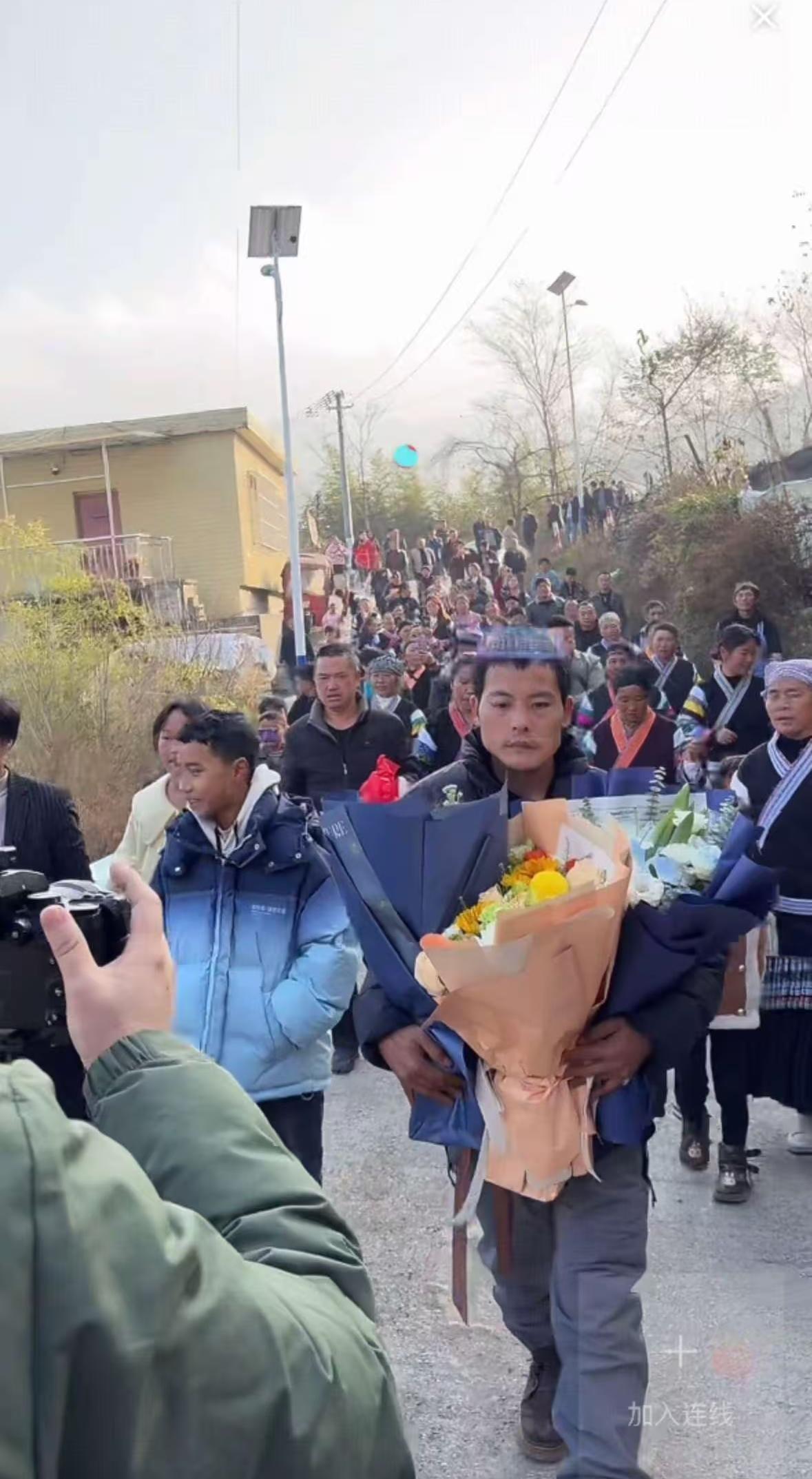 估计刀疤哥不会料到他回老家，这么多人夹道欢迎，他下车的时候都愣了一下。
刀疤哥本