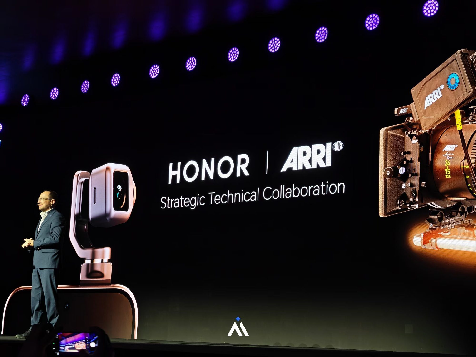 荣耀MWC2026    荣耀RobotPhone这次和ARRI合作，这是德国慕