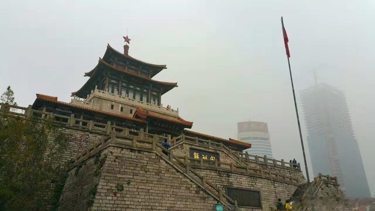 非常浪漫的一段话：人间无趣，有幸有你，一个人怕孤独，两个人怕辜负，拥之则安，伴之