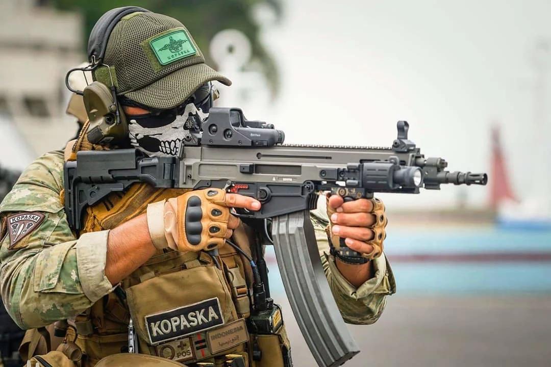 印度尼西亚海军 SF (KOPASKA) 士兵使用 CZ 805 BREN 5.